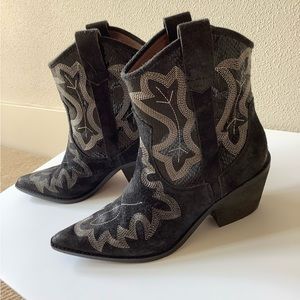 Sophisticated spin on classic western short leather boot. Lightly worn.